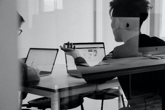 PrimeHive Branchen man using MacBook