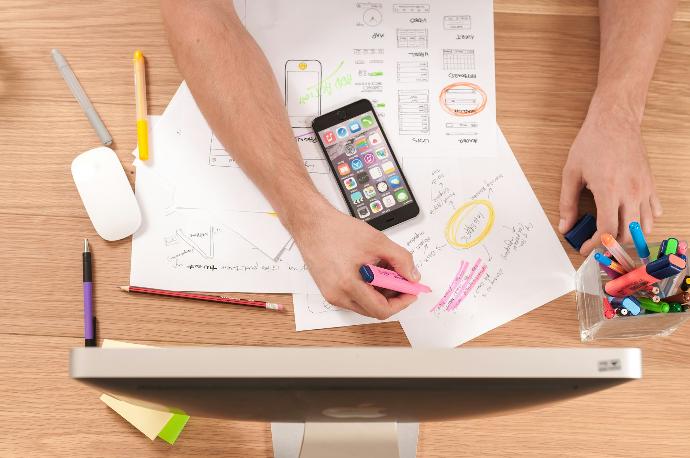 Effektives Immobilien-Marketing Person schreibt auf einem weißen Papier